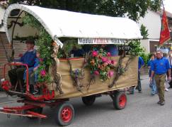 [Bild:] Festumzug in Str�mpfelbach